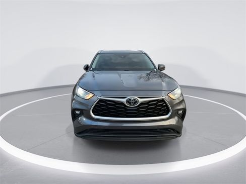 Used 2023 Toyota Highlander XLE image 3