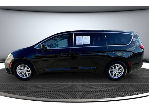 Used 2024 Chrysler Pacifica Touring-L FWD image 17