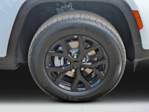 New 2025 Jeep Grand Cherokee Altitude image 9