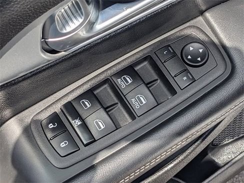 Used 2023 Chrysler Pacifica Touring image 19