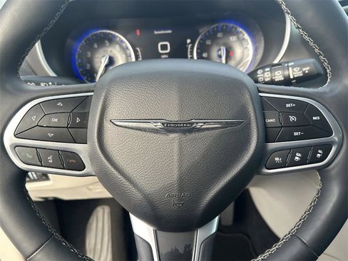 Used 2022 Chrysler Pacifica Touring-L image 23