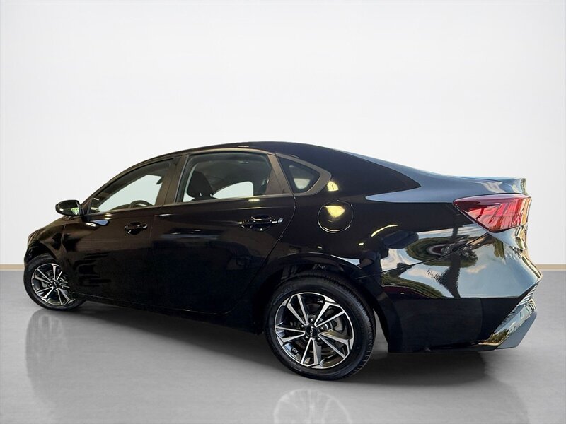 Used 2023 Kia Forte LXS FWD image 7