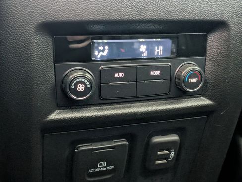 Used 2023 Chevrolet Traverse RS image 41