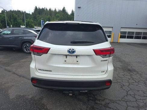 Used 2019 Toyota Highlander LE AWD/4WD image 3