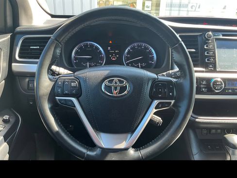 Used 2018 Toyota Highlander Limited AWD/4WD image 3