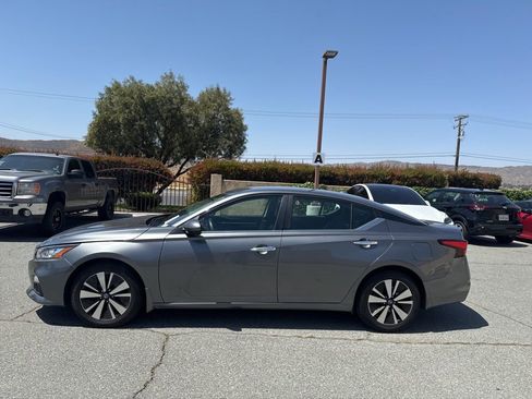 Used 2022 Nissan Altima 2.5 SV FWD image 5
