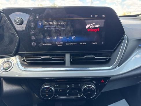 Used 2025 Chevrolet Trax LT w/ LT Convenience Package FWD image 10