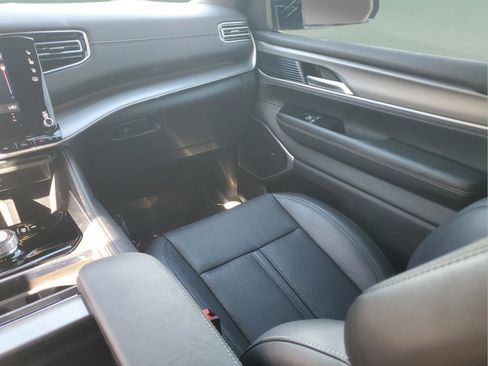 Used 2025 Jeep Wagoneer Series II image 13