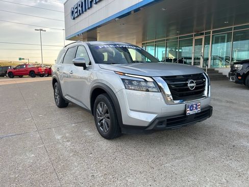 Used 2025 Nissan Pathfinder SV FWD image 3