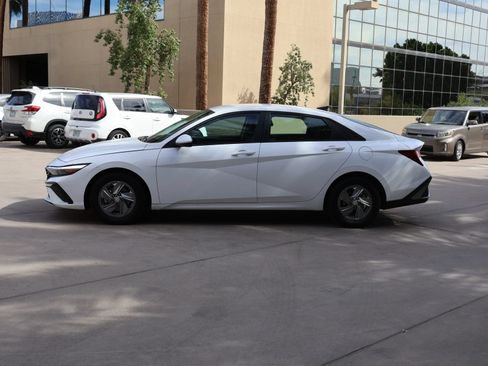 Used 2025 Hyundai Elantra SE FWD image 8