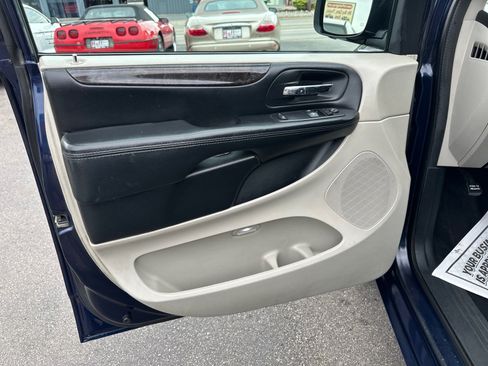 Used 2017 Dodge Grand Caravan SE w/ UConnect Hands-Free Group FWD image 13