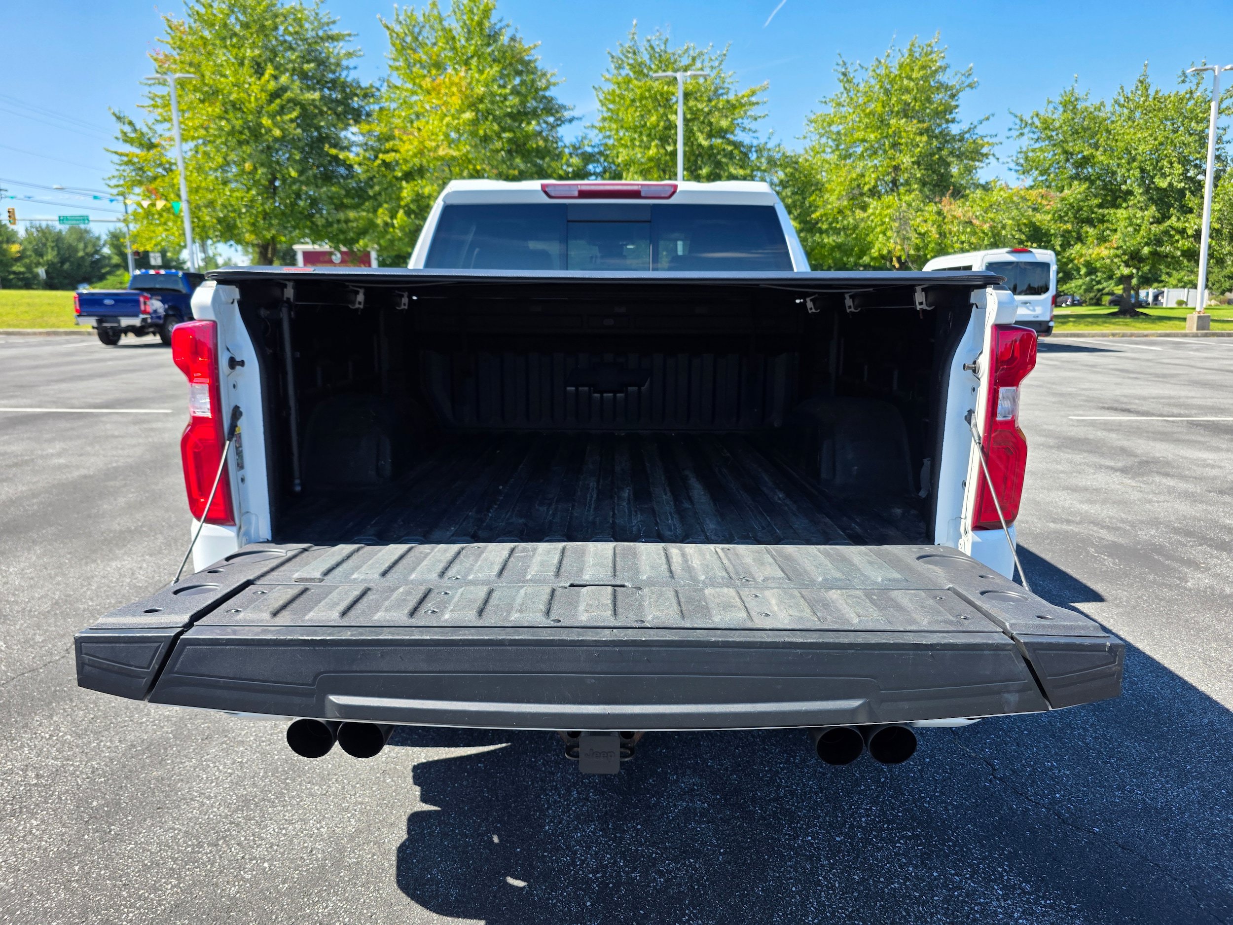 Used 2022 Chevrolet Silverado 1500 RST w/ Redline Edition AWD/4WD image 9