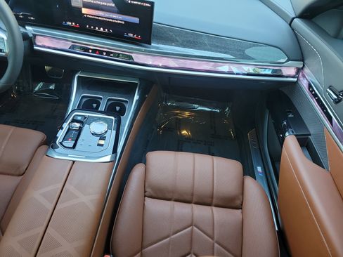 Used 2026 BMW i7 xDrive60 w/ M Sport Package RWD image 18