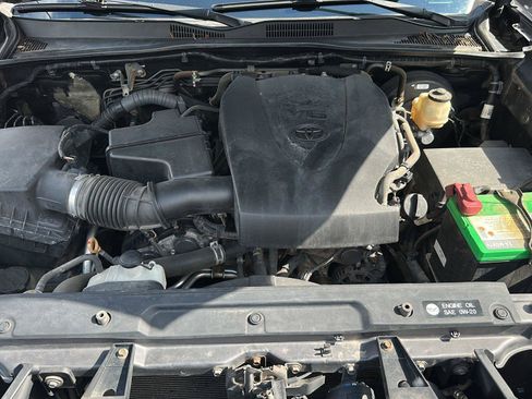 Used 2017 Toyota Tacoma TRD Sport AWD/4WD image 28