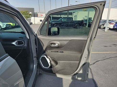 Used 2019 Jeep Renegade Latitude w/ Popular Equipment Group image 9