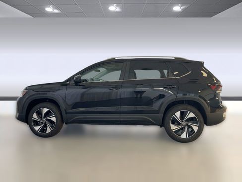 New 2026 Volkswagen Taos SE image 2