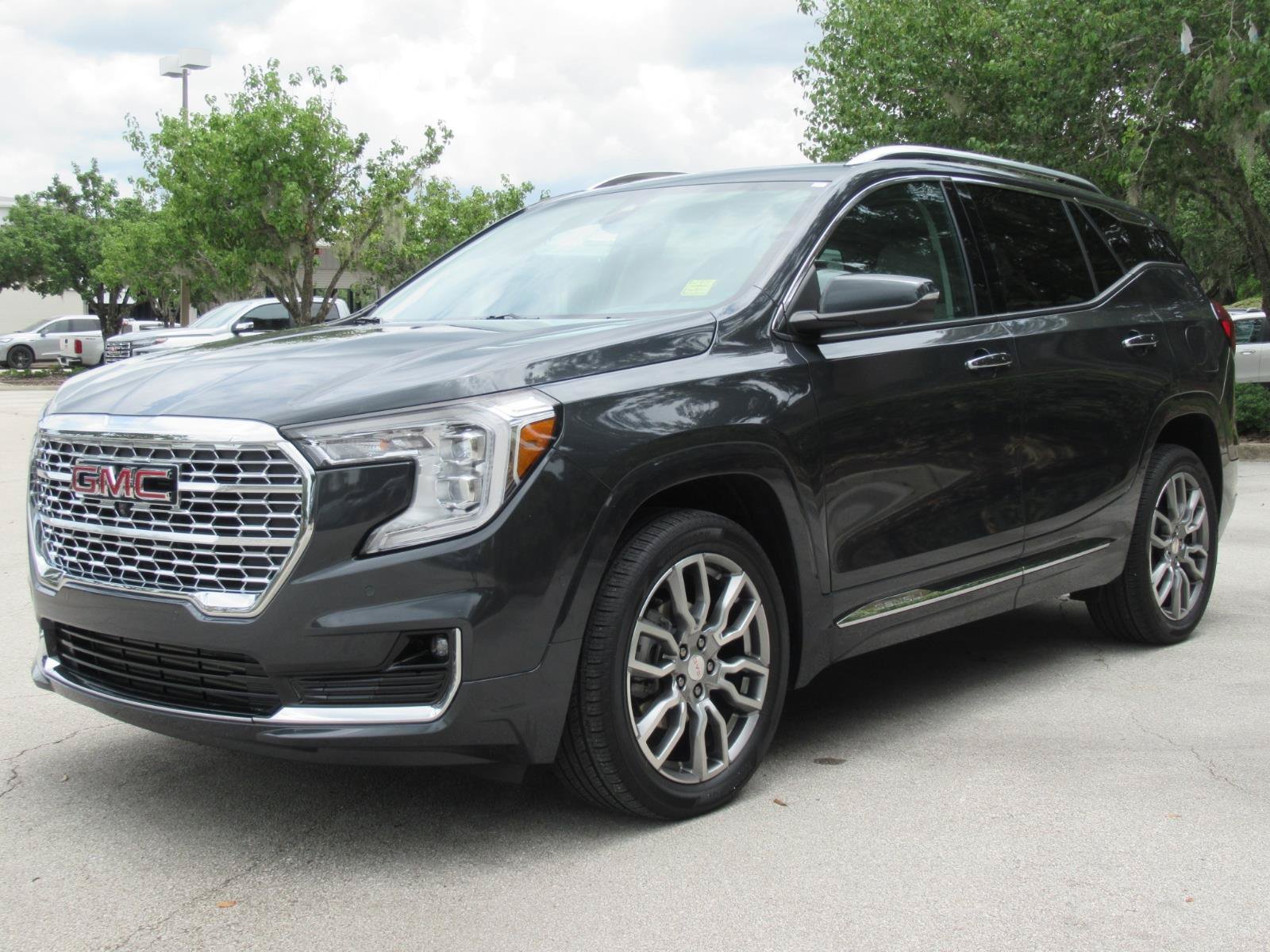 Used 2022 GMC Terrain Denali w/ Denali Premium Package AWD/4WD image 3