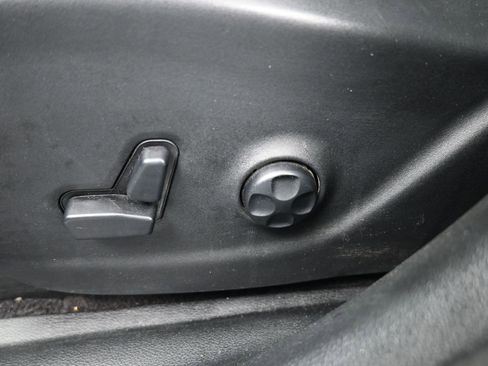 Used 2018 Jeep Cherokee Latitude Plus w/ Comfort/Convenience Group image 33