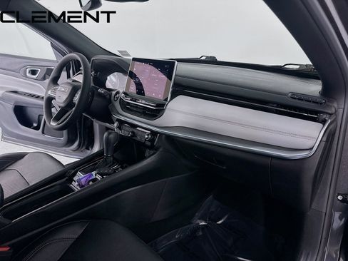 Used 2023 Jeep Compass Limited image 33