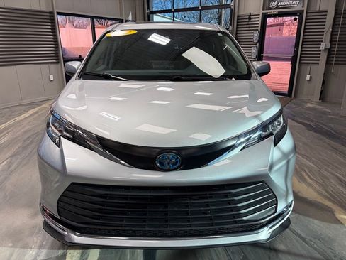Used 2022 Toyota Sienna XLE image 40
