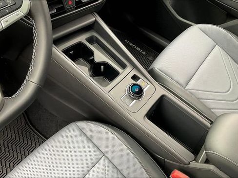 New 2025 Volkswagen Tiguan SE image 10