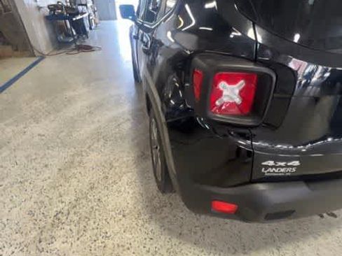 Used 2017 Jeep Renegade Latitude w/ Popular Equipment Group AWD/4WD image 8