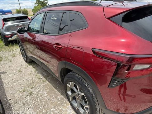 Used 2025 Chevrolet Trax LT w/ LT Convenience Package FWD image 7