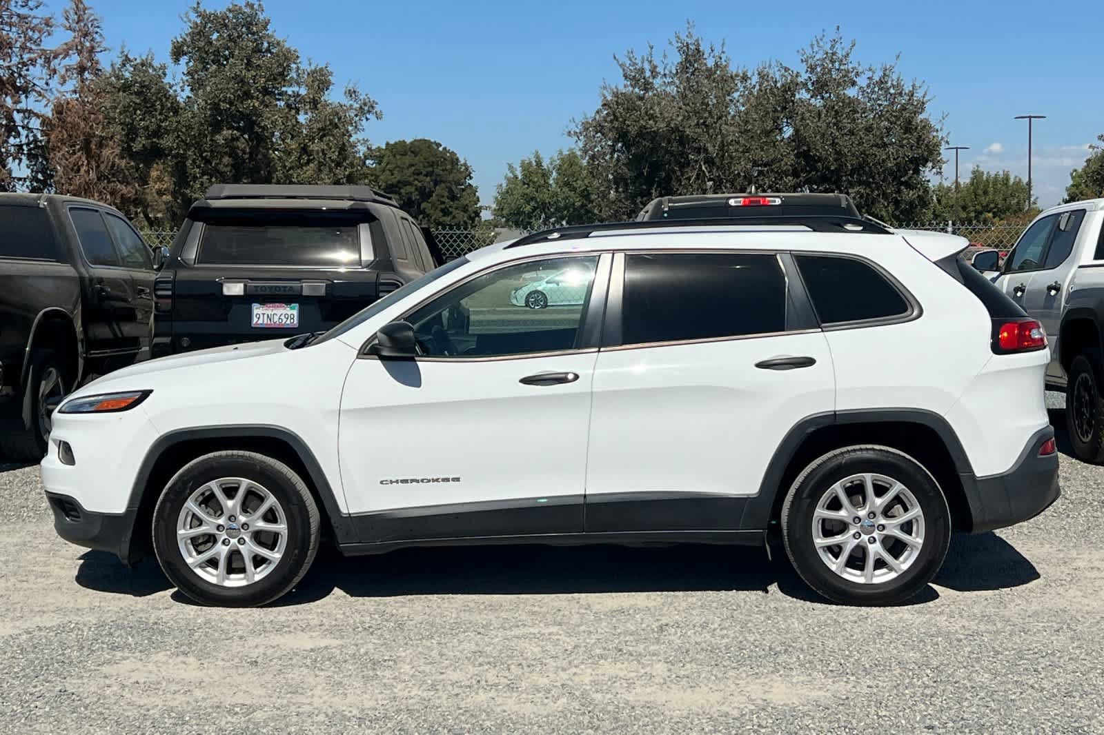 Used 2016 Jeep Cherokee Sport FWD image 6