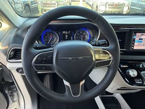 Used 2023 Chrysler Voyager LX FWD image 23