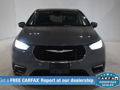 Used 2023 Chrysler Pacifica Touring-L FWD image 2