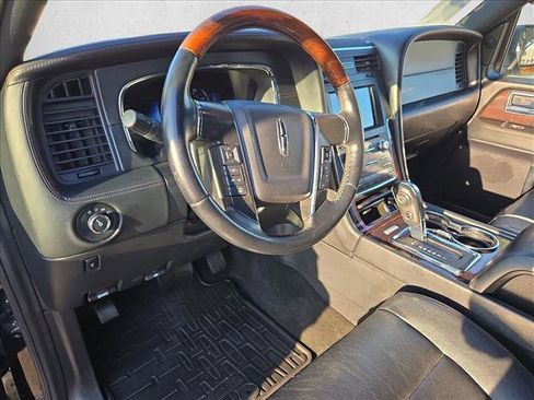 Used 2017 Lincoln Navigator Reserve image 9