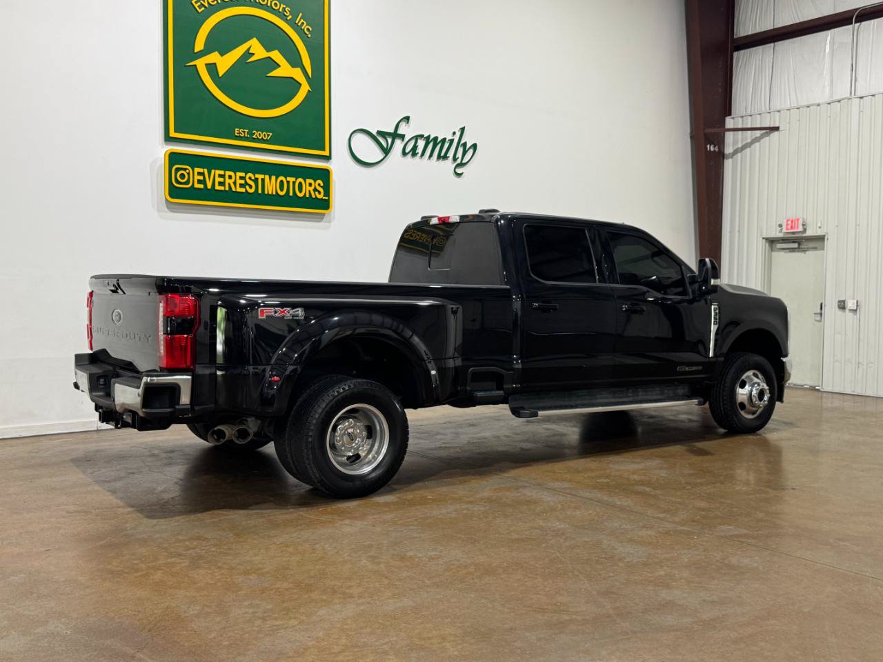 Used 2024 Ford F350 Lariat w/ FX4 Off-Road Package AWD/4WD image 3
