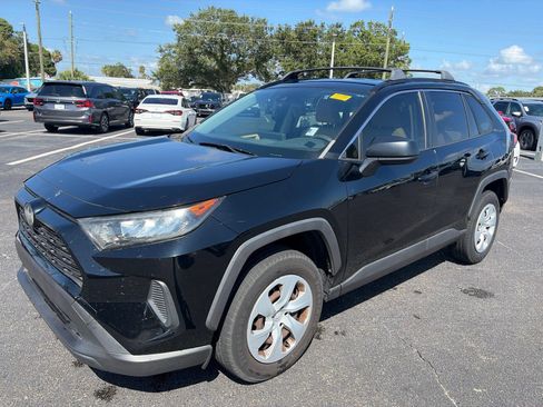 Used 2019 Toyota RAV4 LE FWD image 3