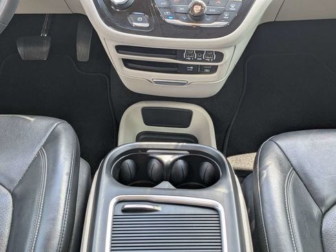 Used 2022 Chrysler Pacifica Touring-L AWD/4WD image 19