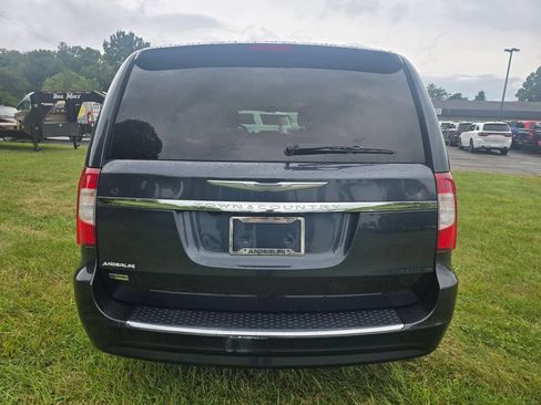Used 2014 Chrysler Town & Country Touring FWD image 6