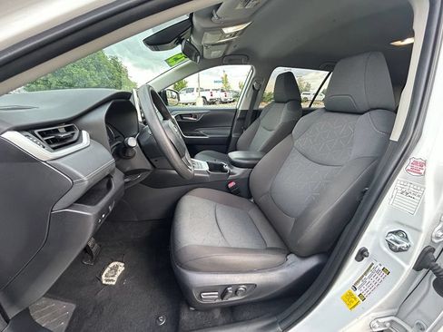 Used 2025 Toyota RAV4 XLE AWD/4WD image 12