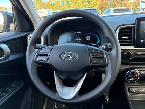 Used 2025 Hyundai Venue SE image 18