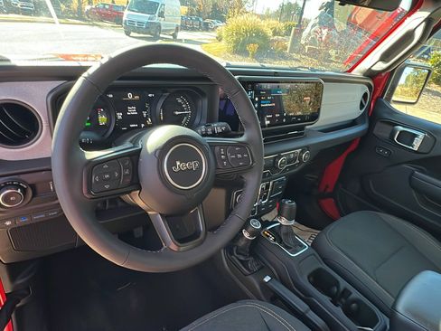 Used 2025 Jeep Wrangler Willys image 25