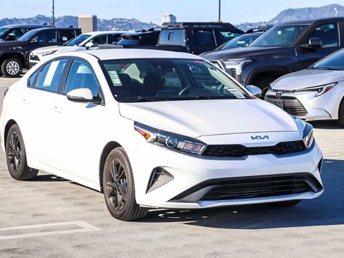 Used 2023 Kia Forte LXS w/ LXS Technology Package image 3