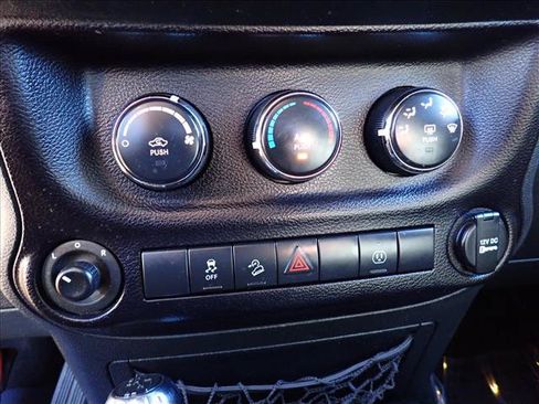 Used 2015 Jeep Wrangler Unlimited Rubicon AWD/4WD image 16