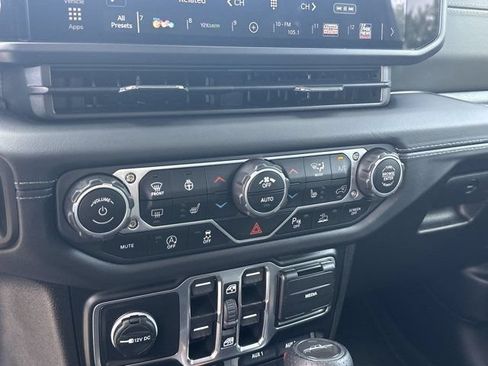 Certified 2025 Jeep Gladiator Mojave AWD/4WD image 31