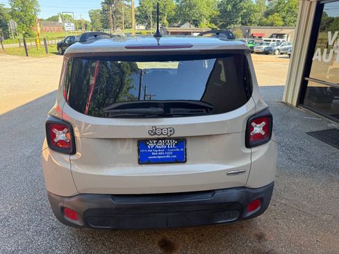 Used 2015 Jeep Renegade Latitude w/ Cold Weather Group II FWD image 6