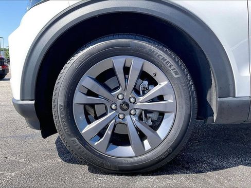 Used 2024 Ford Explorer XLT w/ Equipment Group 202A AWD/4WD image 10