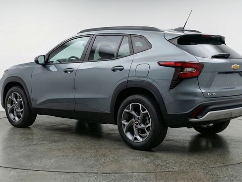 Used 2025 Chevrolet Trax LT w/ LT Convenience Package image 6