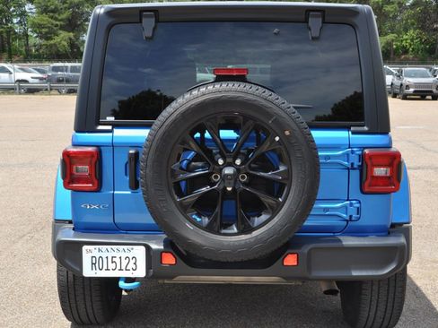Used 2023 Jeep Wrangler Unlimited Sahara w/ Cold Weather Group AWD/4WD image 19