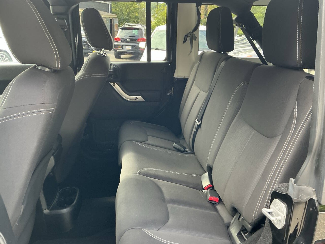 Used 2016 Jeep Wrangler Unlimited Sahara w/ Connectivity Group AWD/4WD image 23