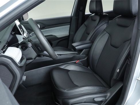 Used 2024 Jeep Compass Latitude image 36