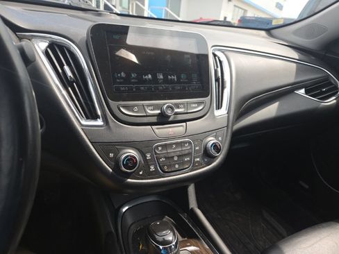 Used 2018 Chevrolet Malibu Premier FWD image 11