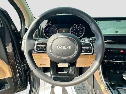 Used 2024 Kia Carnival EX FWD image 11