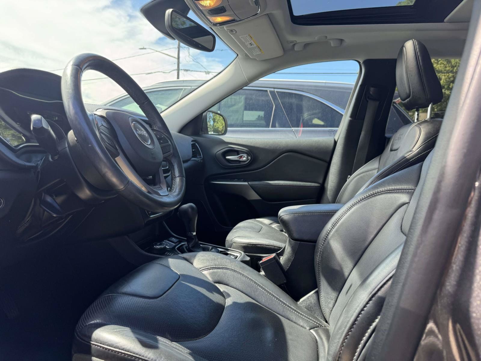 Used 2019 Jeep Cherokee Limited AWD/4WD image 11